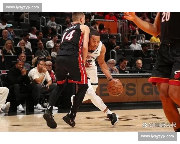 激烈对决全场紧张瞬间篮球比分变动引发球迷热议